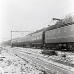 167727 Afbeelding van twee rijtuigen plan W van de N.S. tijdens een proefrit met de electrische locomotief nr. 1147 ...